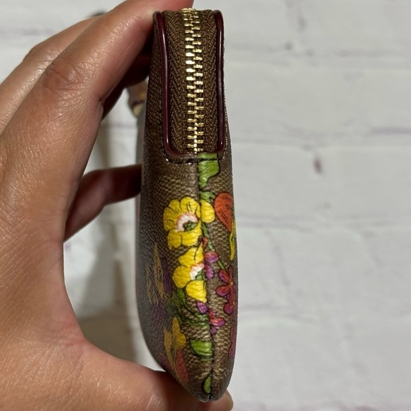 COACH Corner Zip Wristlet In Brown Signature Canvas With Wildflower Print Nwt - Picture 2 of 7